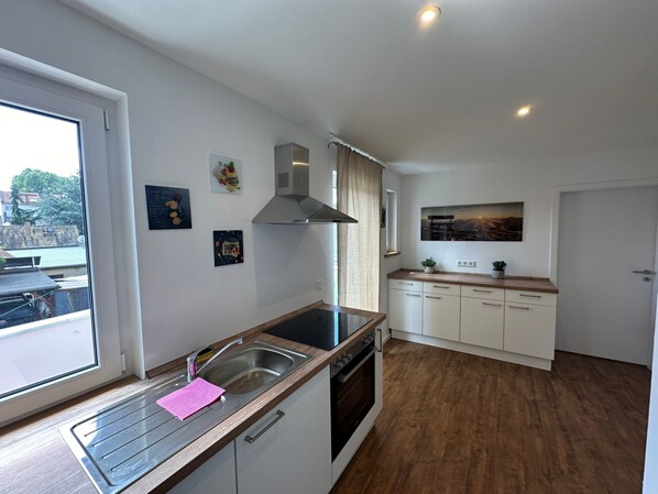 Kühlschrank, Ofen, Geschirrspüler, Kochgeschirr/Geschirr/Besteck