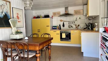 Kühlschrank, Ofen, Geschirrspüler, Kochgeschirr/Geschirr/Besteck