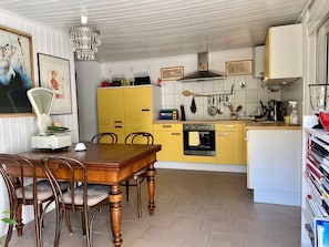 Fridge, oven, dishwasher, cookware/dishes/utensils