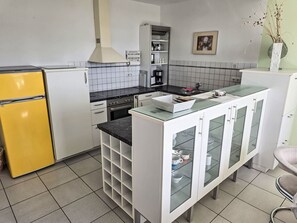 Kühlschrank, Ofen, Geschirrspüler, Kochgeschirr/Geschirr/Besteck