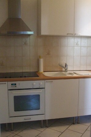 Fridge, microwave, oven, cookware/dishes/utensils - direkt an Rhein und Mosel by Interhome (Koblenz)