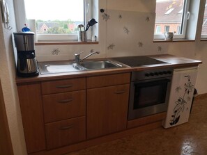 Kühlschrank, Ofen, Geschirrspüler, Kochgeschirr/Geschirr/Besteck