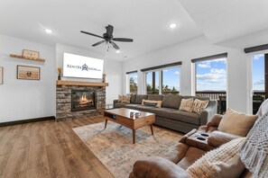 Smart TV, fireplace, video games - Private Hot Tub Condo with Panoramic Lake View, Free Tickets, Game & Fitness Rooms,Cmty Amenities (Kimberling City)