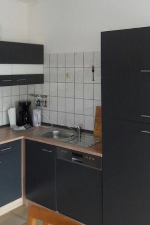 Een koelkast, een microgolfoven, een oven, een vaatwasser