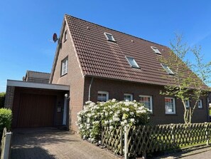 Exterior - mit Südwestterrasse mit Stellplatz by Interhome (Nessmersiel)