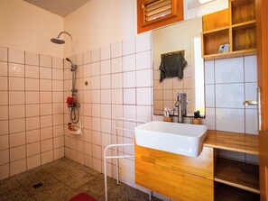 Hair dryer, towels, soap, toilet paper - Bungalow in Saint-Pierre near Montagne Pelée & black sand beaches (Saint-Pierre)