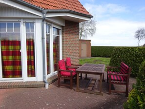 Outdoor dining - Komfortable Doppelhaushälfte und großem Garten by Interhome (Nessmersiel)
