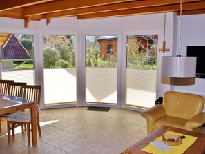 Fernseher, Kamin, DVD-Player