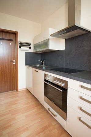 Frigorífico, microondas, horno y lavavajillas