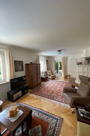 TV, caminetto, lettore DVD