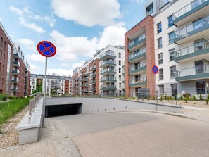 Ein modernes Wohngebäude mit Fußgängerzone und Parkverbotsschildern.