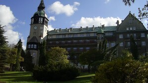 Ein großes Gebäude mit einem Glockenturm und zahlreichen Fenstern.