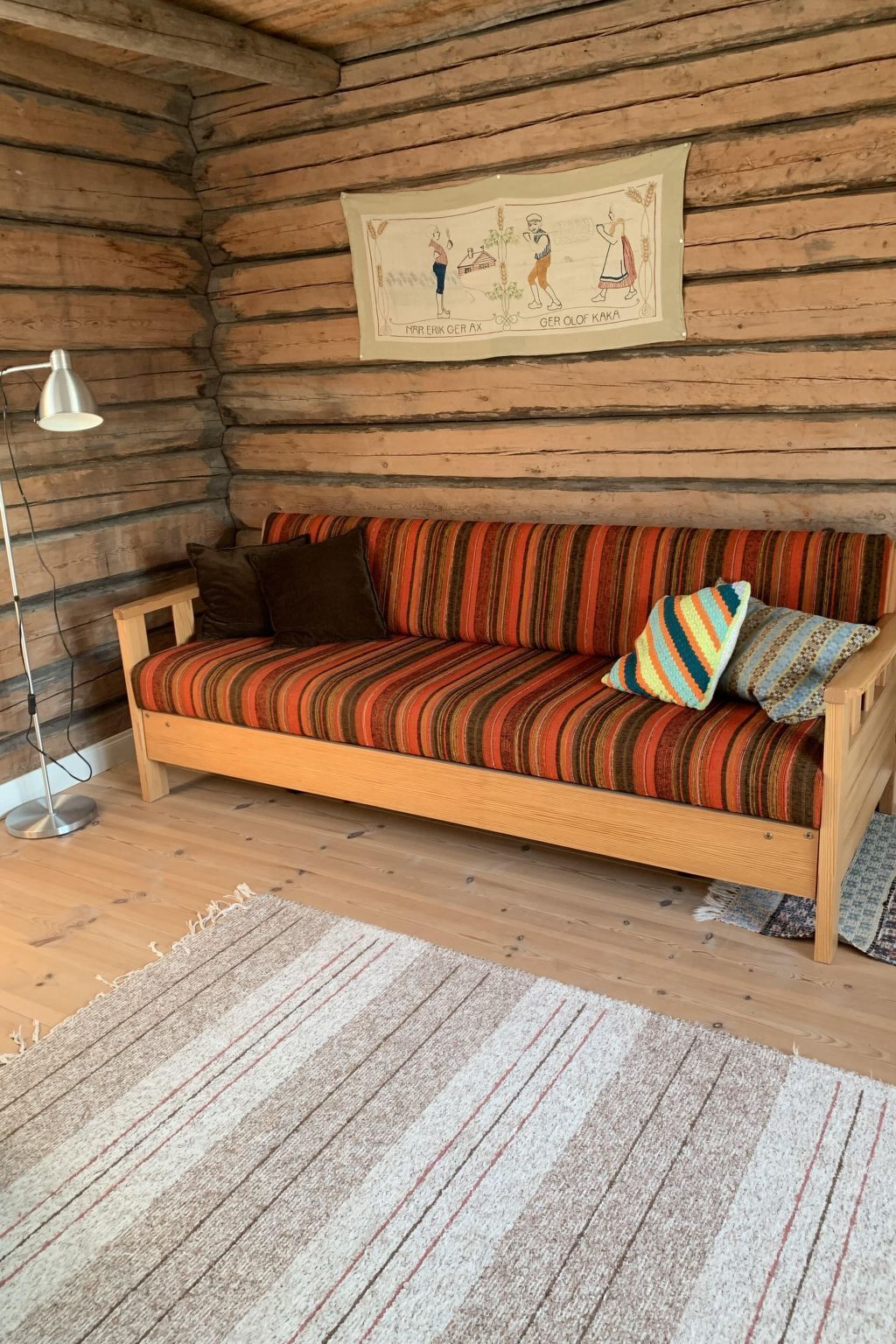 Televisión, chimenea, reproductor de DVD