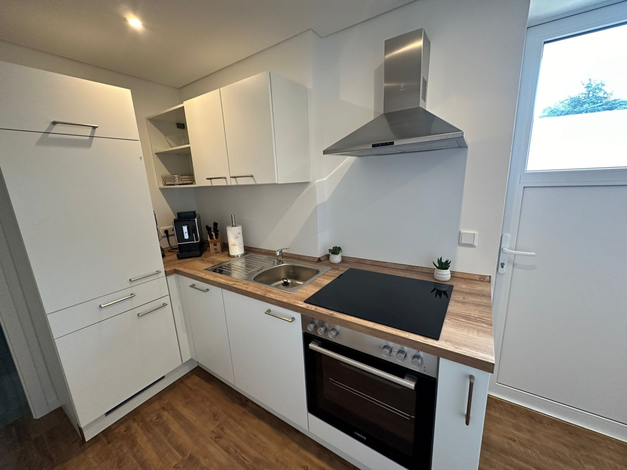 Fridge, oven, dishwasher, cookware/dishes/utensils