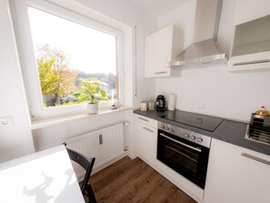 Fridge, oven, dishwasher, cookware/dishes/utensils - Come4Stay Passau - Apartment Seidenhof - Balkon by Interhome (Passau)