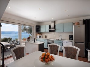 Fridge, oven, dishwasher, cookware/dishes/utensils - Mirabilis - Privates Strandhaus by Interhome (Medici)
