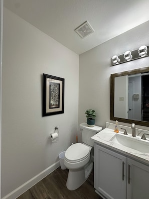 Shower, towels, soap, toilet paper - Lakeside Getaway Near AT&T Stadium, Globe Life, Six Flags & Epic Waters (Grand Prairie)