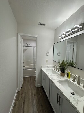 Shower, towels, soap, toilet paper - Lakeside Getaway Near AT&T Stadium, Globe Life, Six Flags & Epic Waters (Grand Prairie)