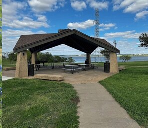 Terrace/patio - Lakeside Getaway Near AT&T Stadium, Globe Life, Six Flags & Epic Waters (Grand Prairie)