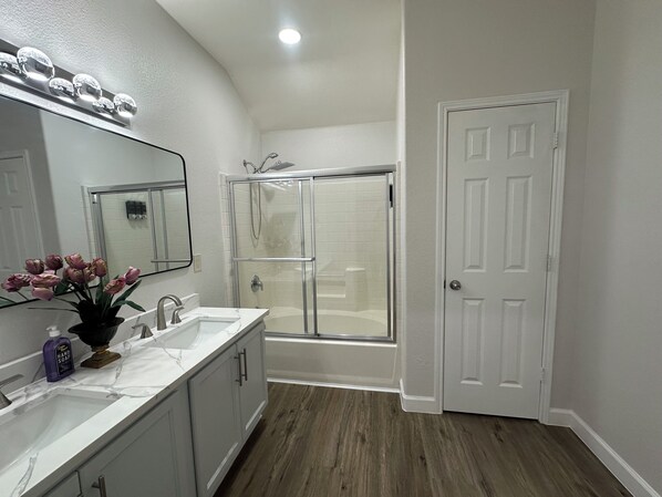Shower, towels, soap, toilet paper - Lakeside Getaway Near AT&T Stadium, Globe Life, Six Flags & Epic Waters (Grand Prairie)