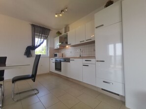 Fridge, oven, dishwasher, cookware/dishes/utensils - Wohnung mit Meerblick, 50m vom Strand entfernt by Interhome (Crikvenica)