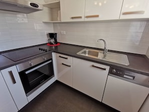Fridge, oven, dishwasher, cookware/dishes/utensils - Wohnung für 4 Personen, 50m vom Strand entfernt by Interhome (Crikvenica)