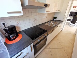 Kylskåp, ugn, diskmaskin och grytor/köksredskap