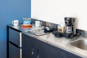 Refrigerador, microondas, cafetera y tetera y tostadora 