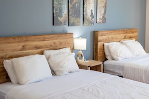 2 quartos, escrivaninha, ferros/tábuas de passar roupa, berço de viagem