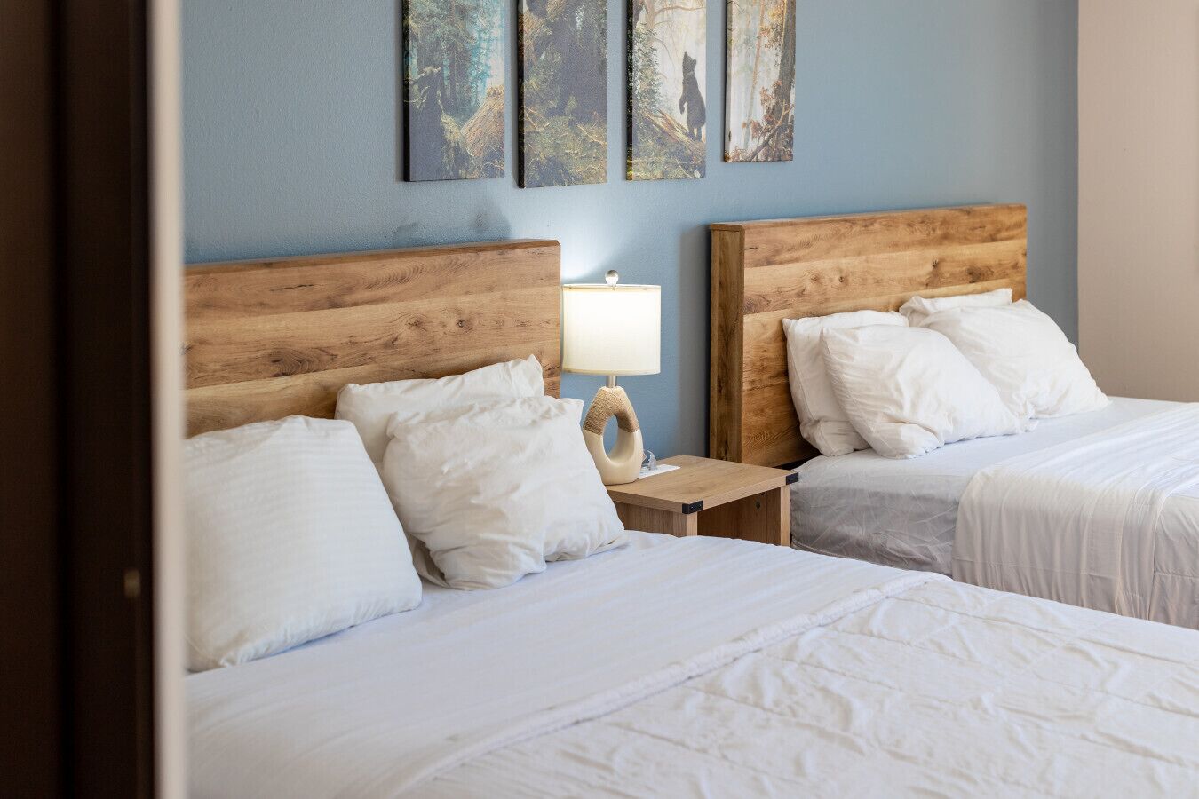 2 habitaciones, escritorio y tabla de planchar con plancha 