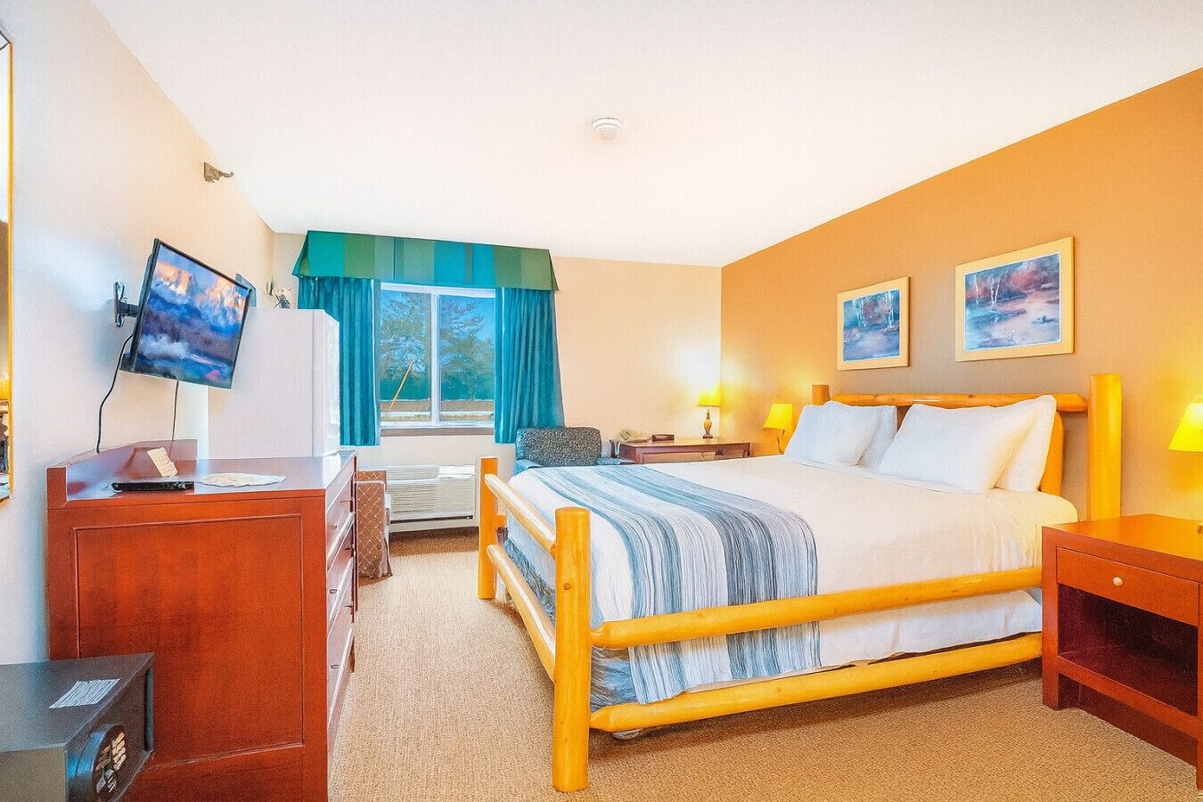 2 habitaciones, escritorio y tabla de planchar con plancha 