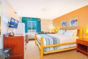 2 makuuhuonetta, työpöytä, silitysrauta/-lauta, vauvan matkasänky