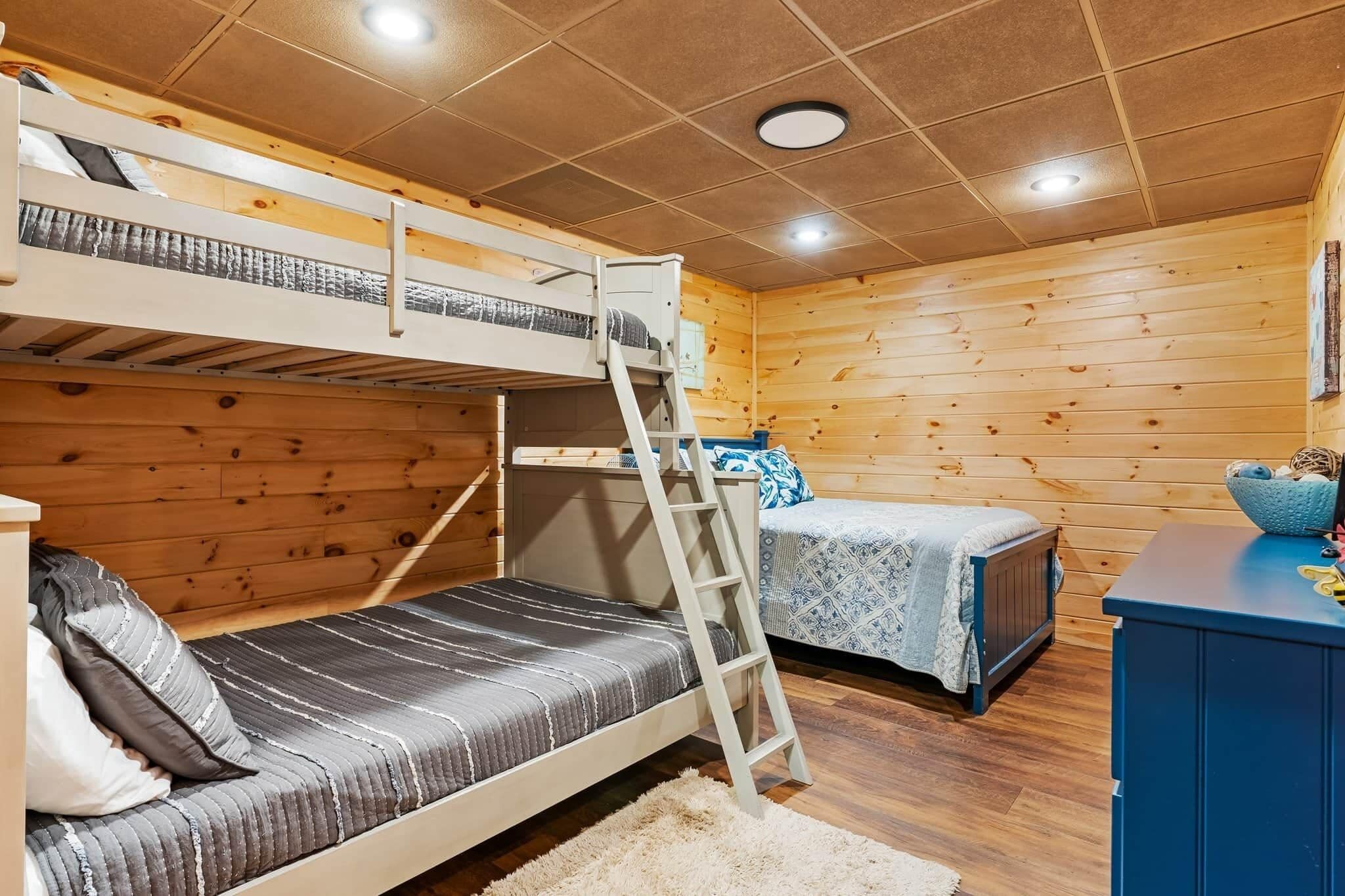 8 bedrooms, desk, iron/ironing board, travel crib