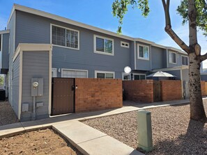 Exterior - Spacious 3bd/2bath Townhome in the Heart of Mesa (Mesa)