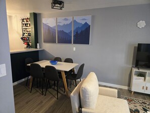 Dining - Spacious 3bd/2bath Townhome in the Heart of Mesa (Mesa)