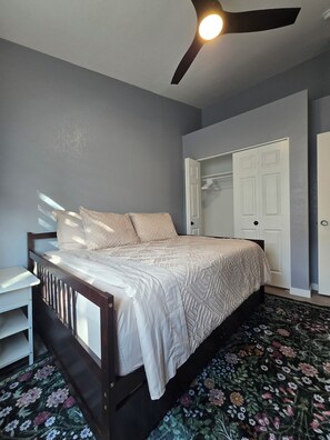 A bedroom with a bed, a nightstand, a wardrobe, and a ceiling fan. - Spacious 3bd/2bath Townhome in the Heart of Mesa (Mesa)