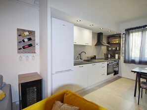Fridge, microwave, oven, dishwasher - "Apartment Kate" mit Terrasse by Interhome (Fažana)