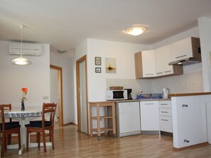 Fridge, microwave, cookware/dishes/utensils - App Nirvana mit Garten in der Altstadt von Vrsar by Interhome (Flengi)