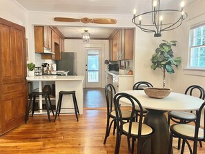 Dining - The Vintage Vibe- Five Points, sleeps 6, pets ok (Raleigh)