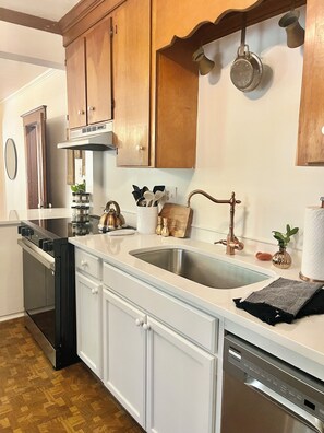 Private kitchen - The Vintage Vibe- Five Points, sleeps 6, pets ok (Raleigh)
