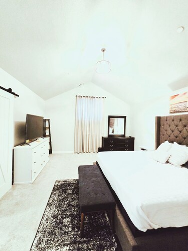 Peaceful 3-Bedroom Home - Private Room or Full Home Option
