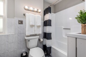 Secadora de cabello, toallas, jabón, papel de baño 