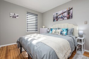 Tabla de planchar con plancha, internet y ropa de cama 