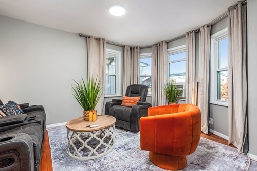 Cozy Seagate apartment with AC near the beach and transit.