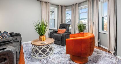 Cozy Seagate apartment with AC near the beach and transit.