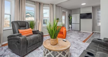 Cozy Seagate apartment with AC near the beach and transit.