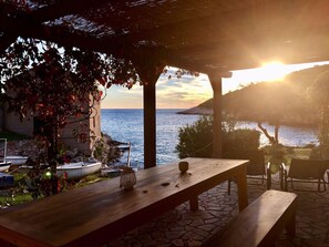 Outdoor dining - Steinhaus am Wasser - OFF THE GRID ESCAPE by Interhome (Vis/Vis)