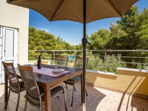Outdoor dining - "Lile" mit Blick auf das Wasser by Interhome (Brač/Milna)
