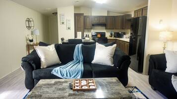 Smart-TV, DVD-spiller og bøker