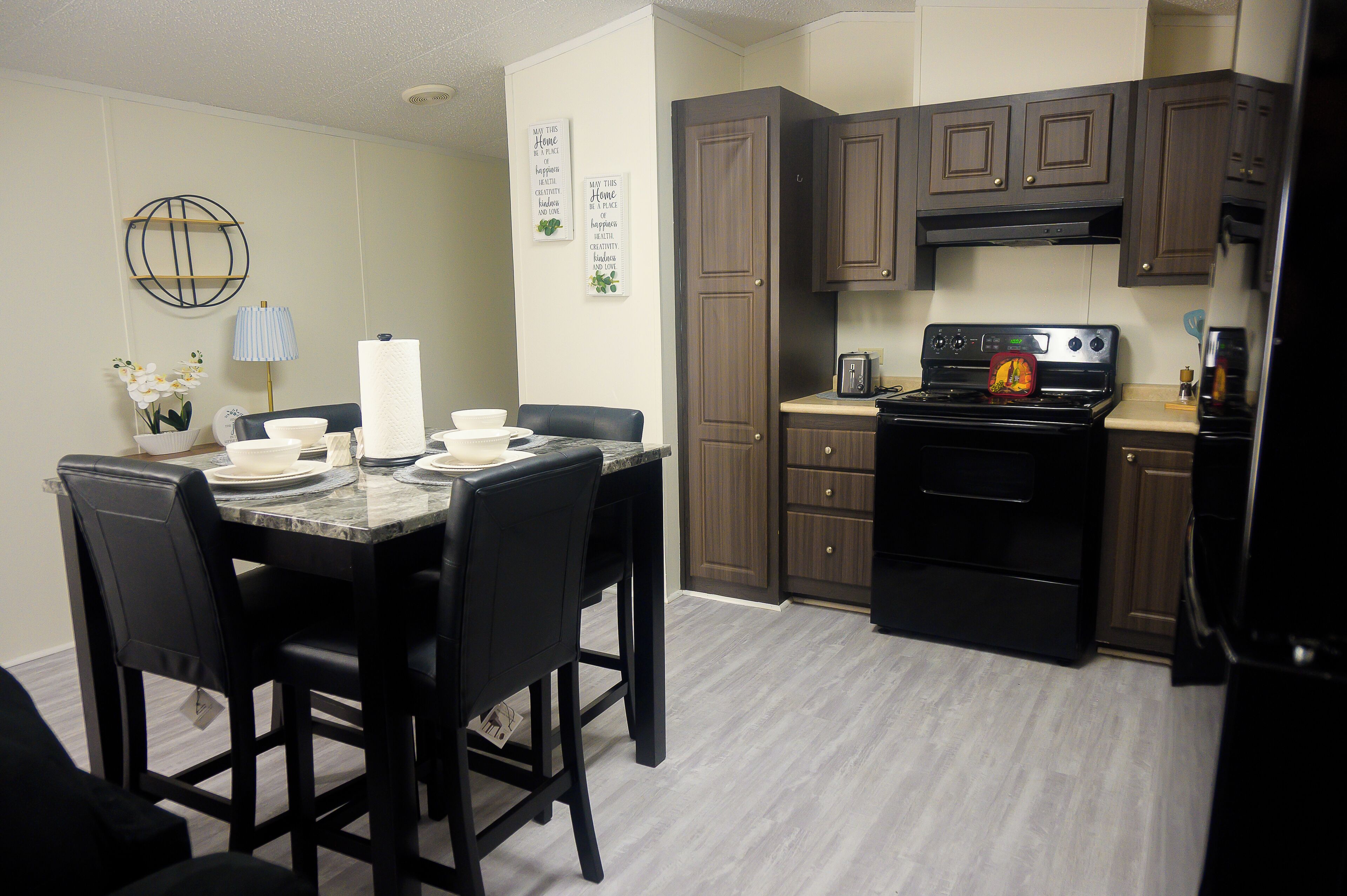 Kjøleskap, mikrobølgeovn, ovn og kokeplater